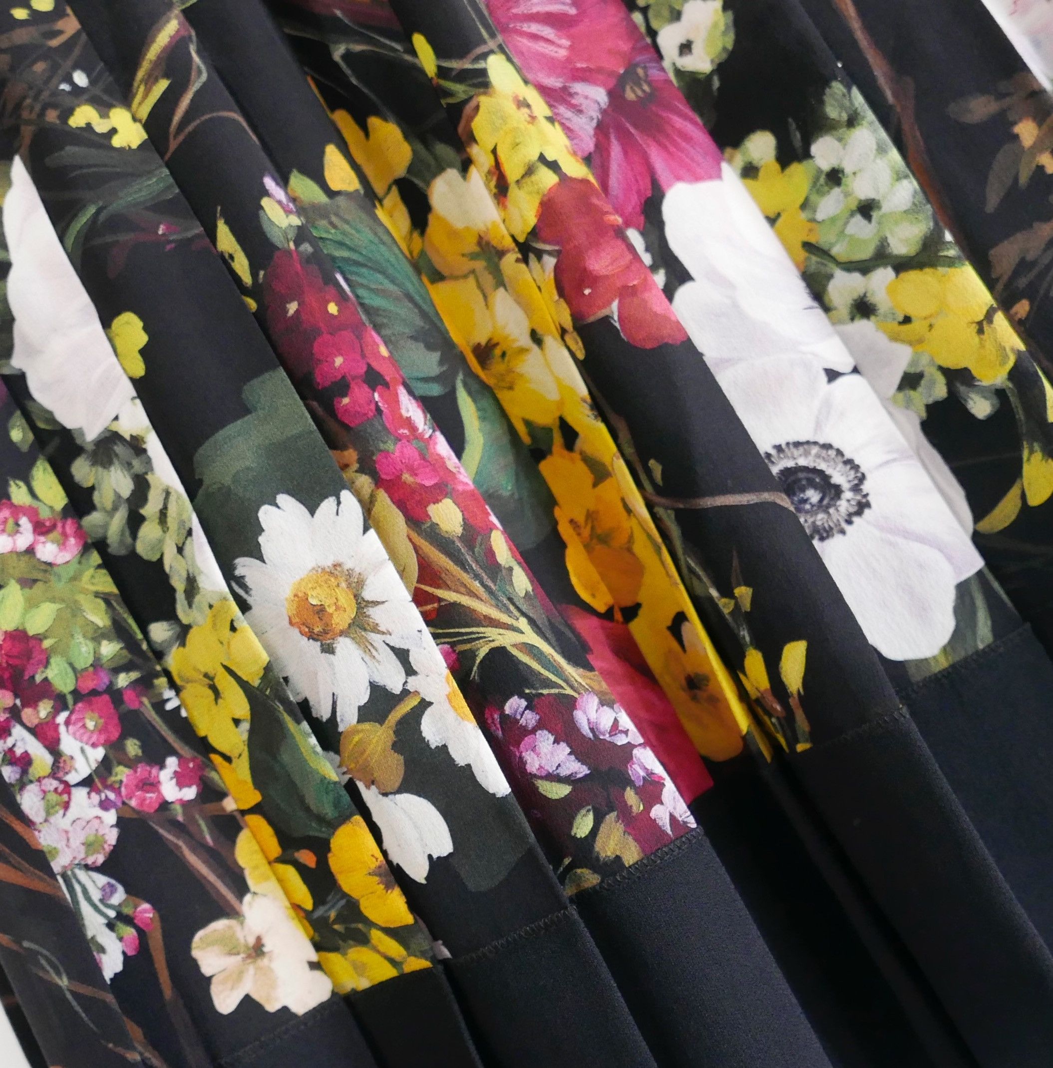 Dolce & Gabbana Dolce & Gabbana pleated floral print short skirt Size 27" / US 4 / IT 40 - 2 Thumbnail