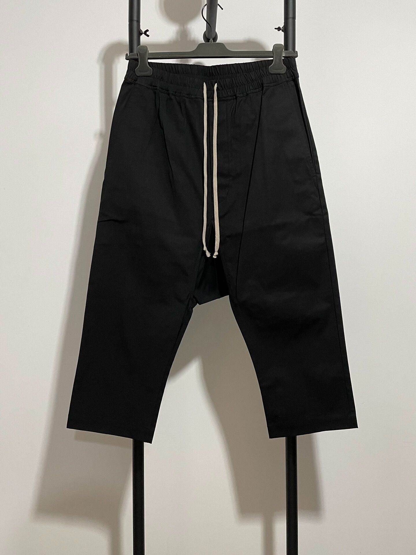 Rick Owens rick owens black cropped pants for men Size US 34 / EU 50 - 1 Thumbnail
