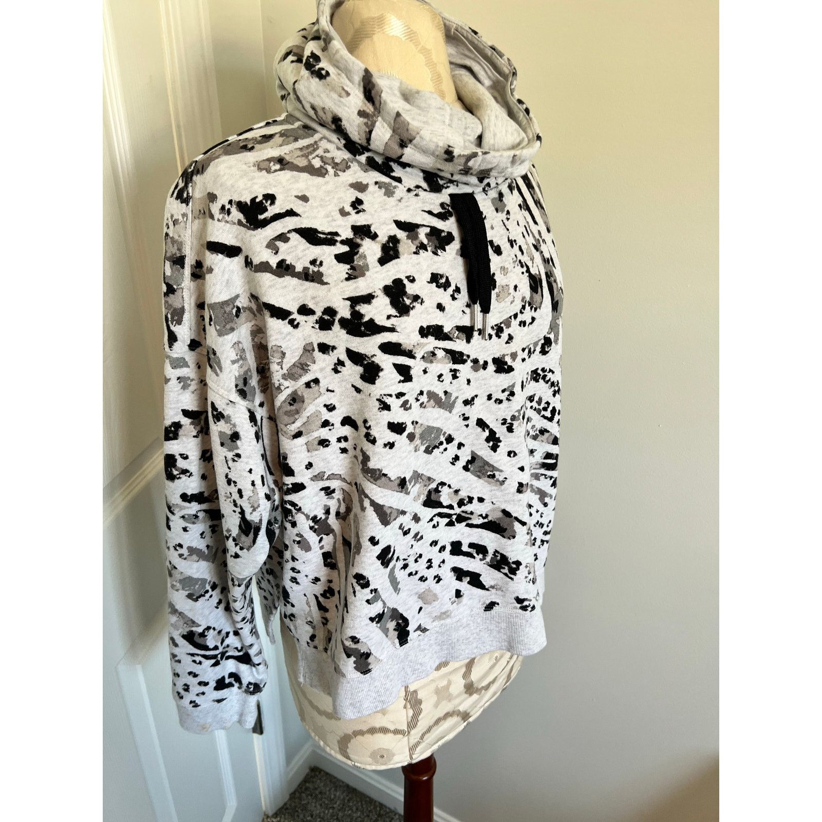 Calvin Klein Calvin Klein Performance Animal Print Sweatshirt Large Size L / US 10 / IT 46 - 9 Thumbnail