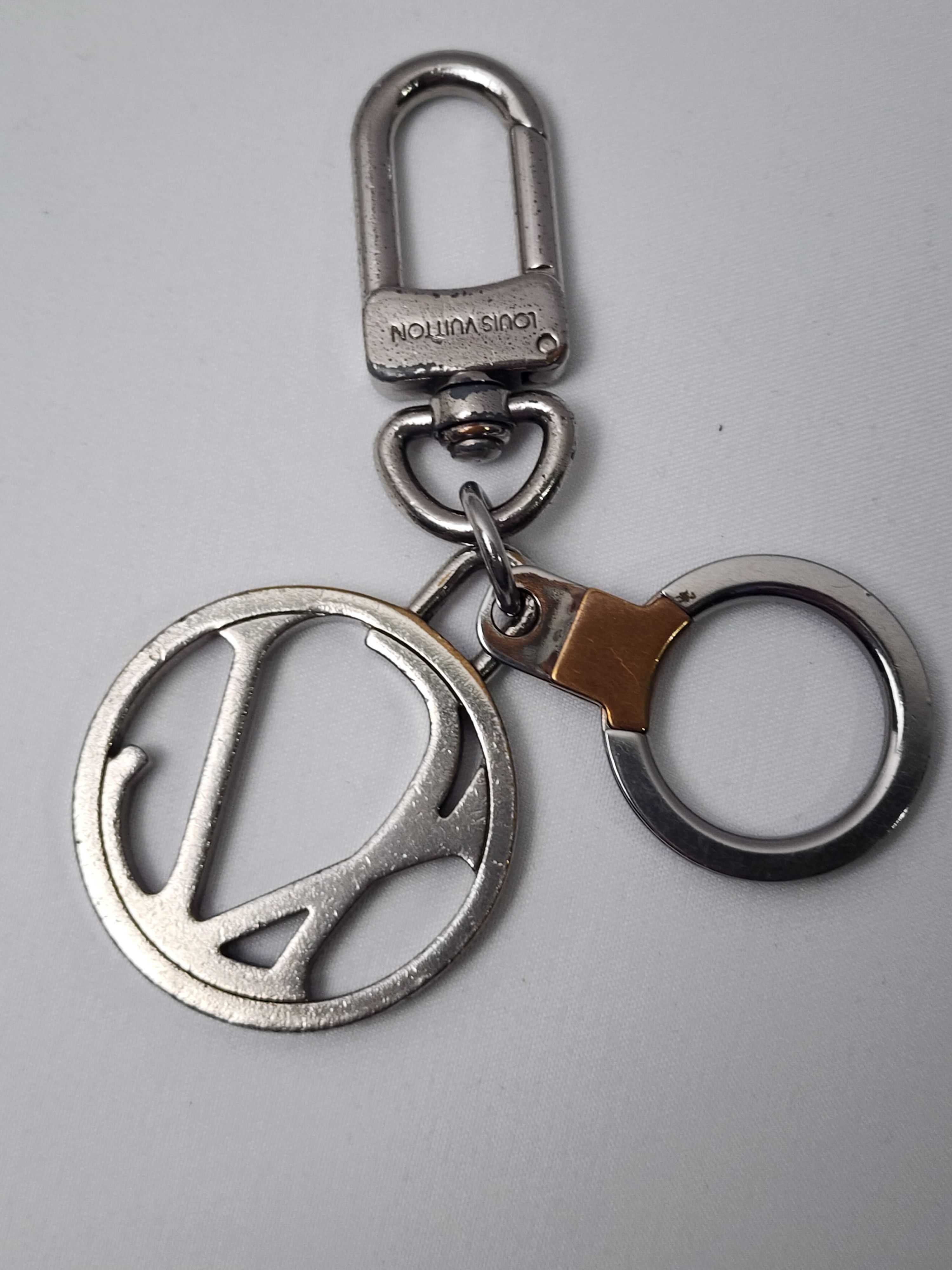 Louis Vuitton Auth Louis Vuitton Silver Taiga Porte Cles Neo Ring Keychain Size ONE SIZE - 7 Thumbnail