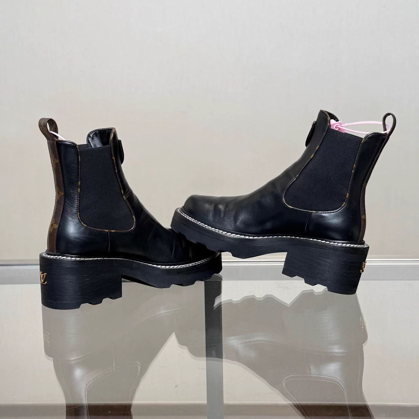 Louis Vuitton LV Monogram handle Chelsea boots women's 36 Size US 5 / IT 35 - 6 Thumbnail