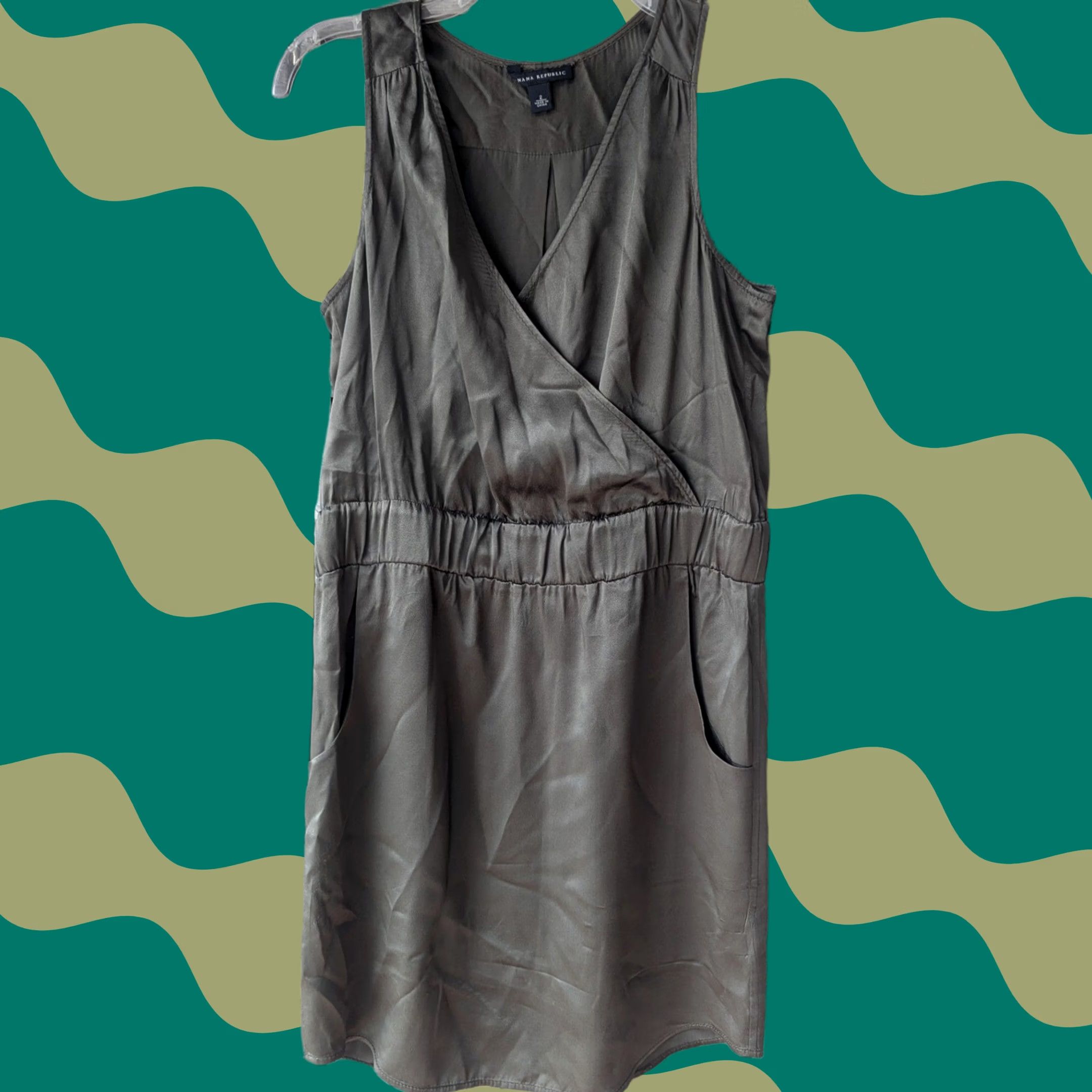 Banana Republic Banana Republic Dress Sleeveless Mini Olive Green 100% Silk Size 2 V-Neck Pockets Pleated Size XS / US 0-2 / IT 36-38 - 1 Thumbnail