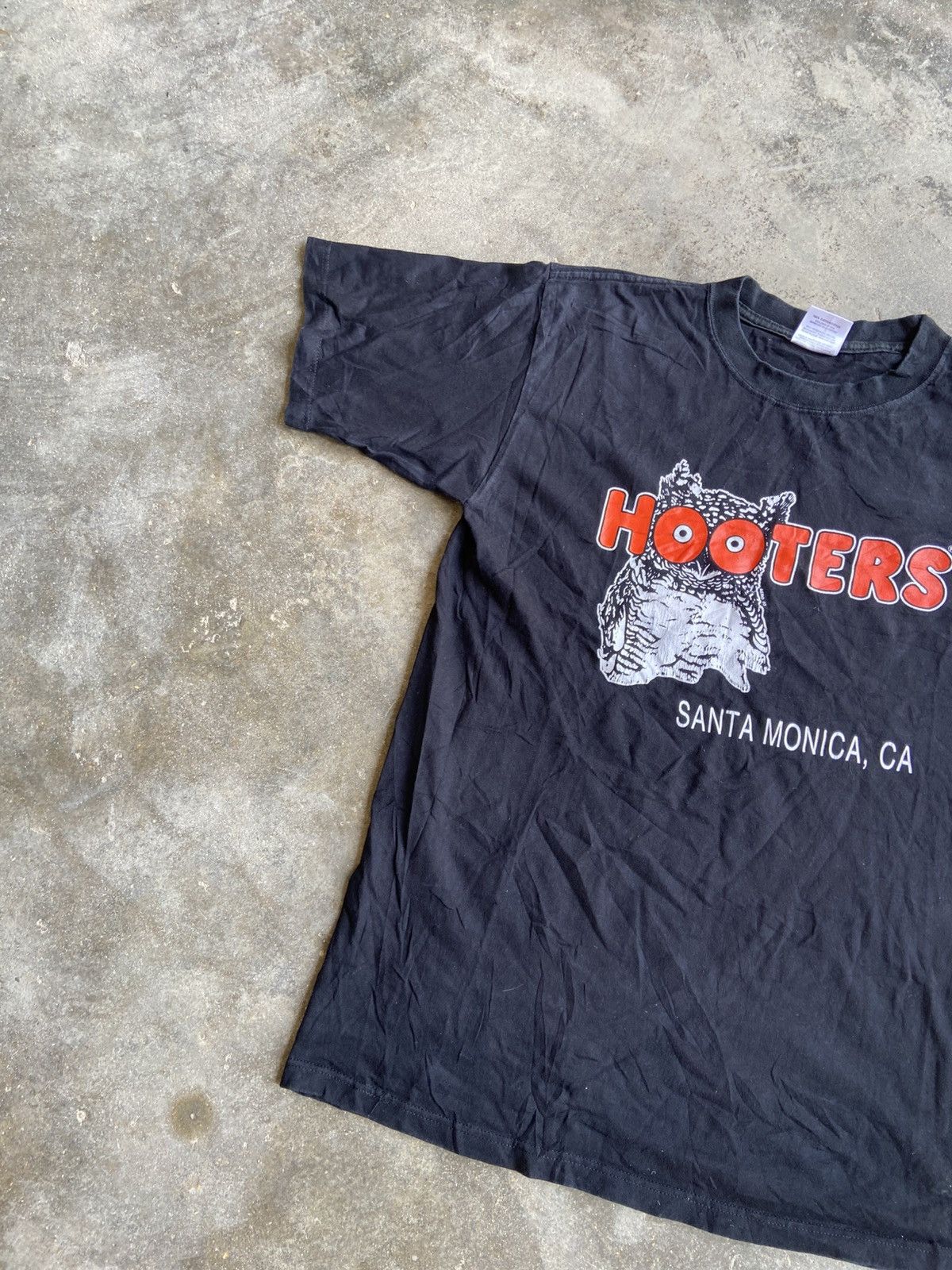 Vintage 2003 VINTAGE HOOTERS SANTA MONICA T-SHIRT Size US L / EU 52-54 / 3 - 3 Thumbnail