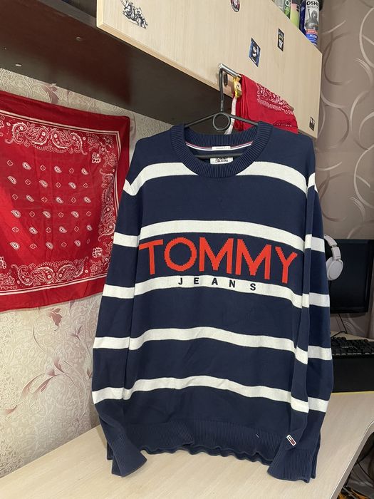 Tommy jeans clearance big logo sweatshirt