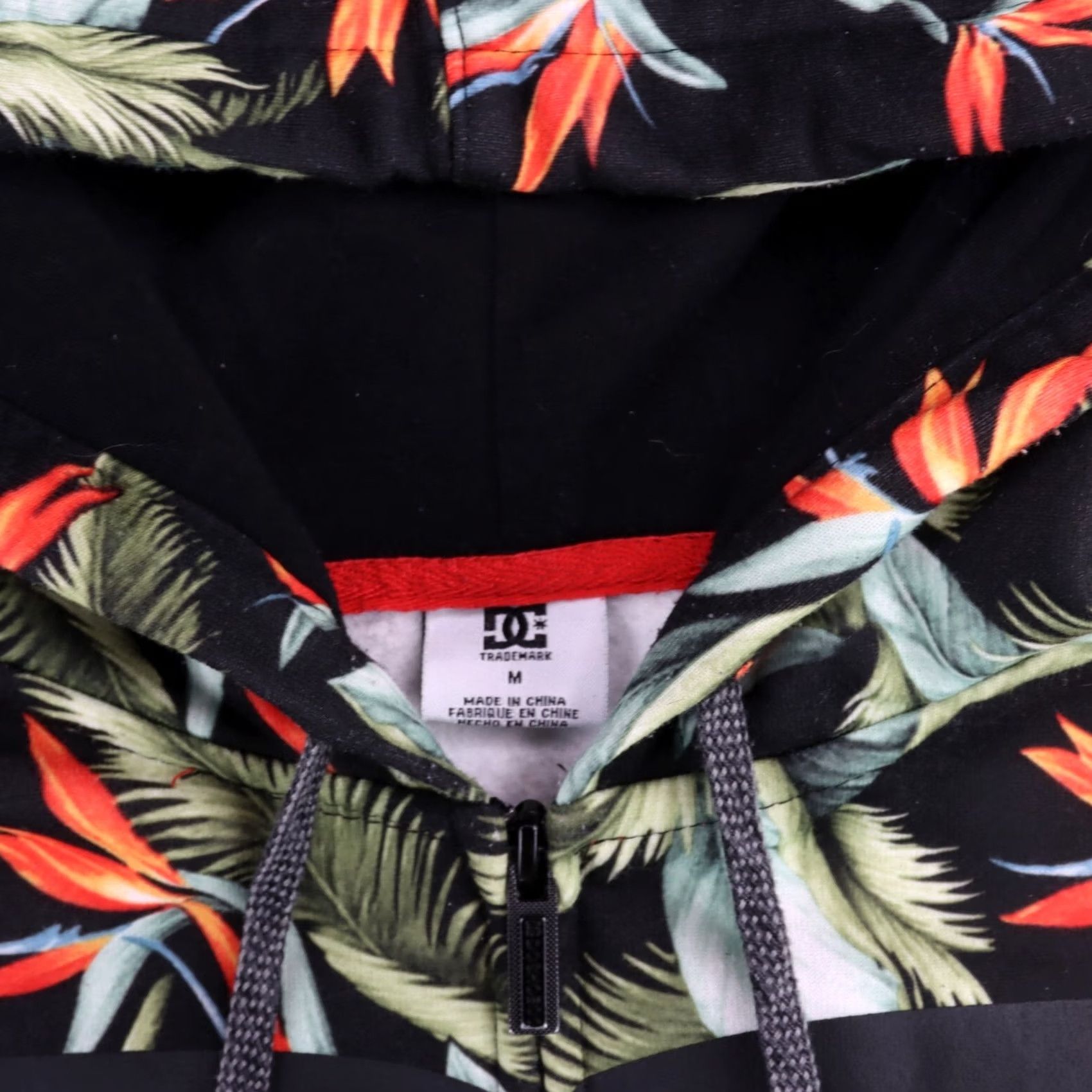 Vintage VINTAGE DC Shoes Hoodie Mens Size Medium Floral Hoodie Skateboard Logo Zip Up Size US M / EU 48-50 / 2 - 4 Thumbnail