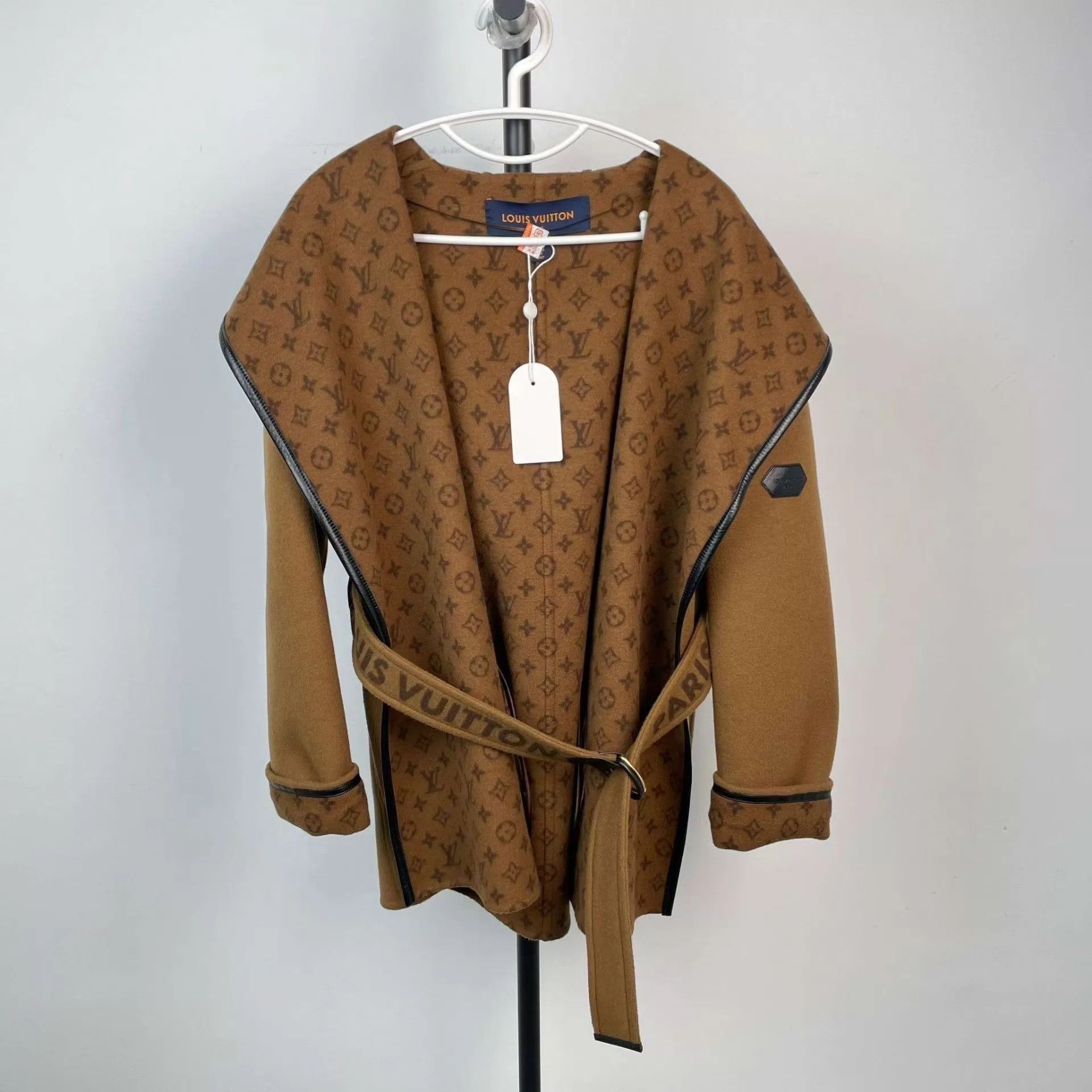 Louis Vuitton LV Monogram wool short robe jacket camel 36 Size XS / US 0-2 / IT 36-38 - 1 Thumbnail