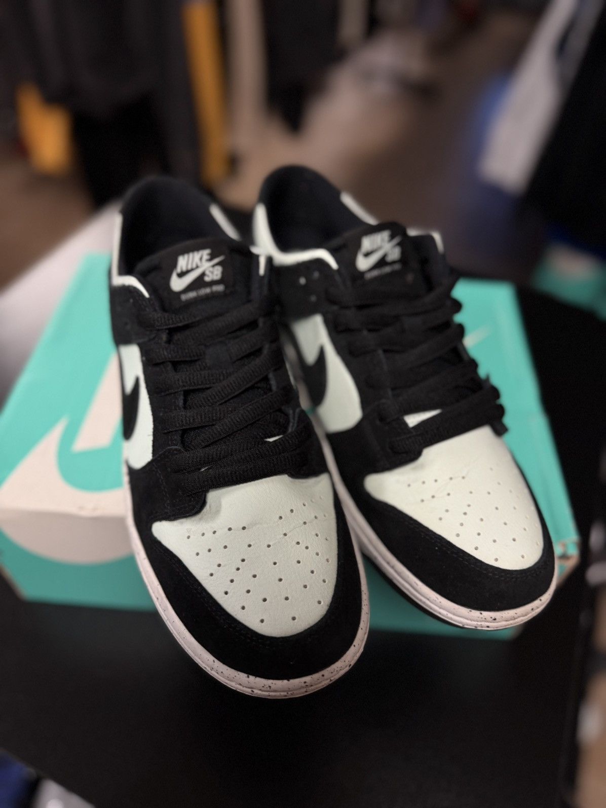 Nike Nike SB Zoom Dunk Low Pro 'Barely Green' 854866-003 Size 11 Size US 11 / EU 44 - 7 Thumbnail