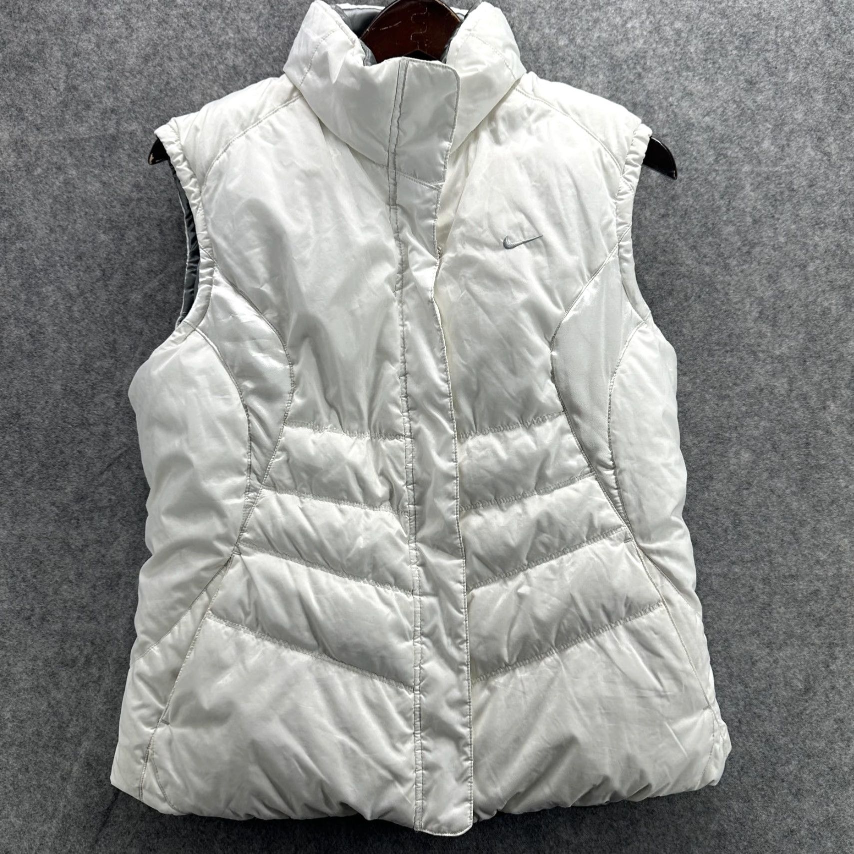 Nike VINTAGE Nike Vest Womens Large White Silver Reversible Down Puffer Zip Swoosh 213332-100 Size L / US 10 / IT 46 - 2 Thumbnail