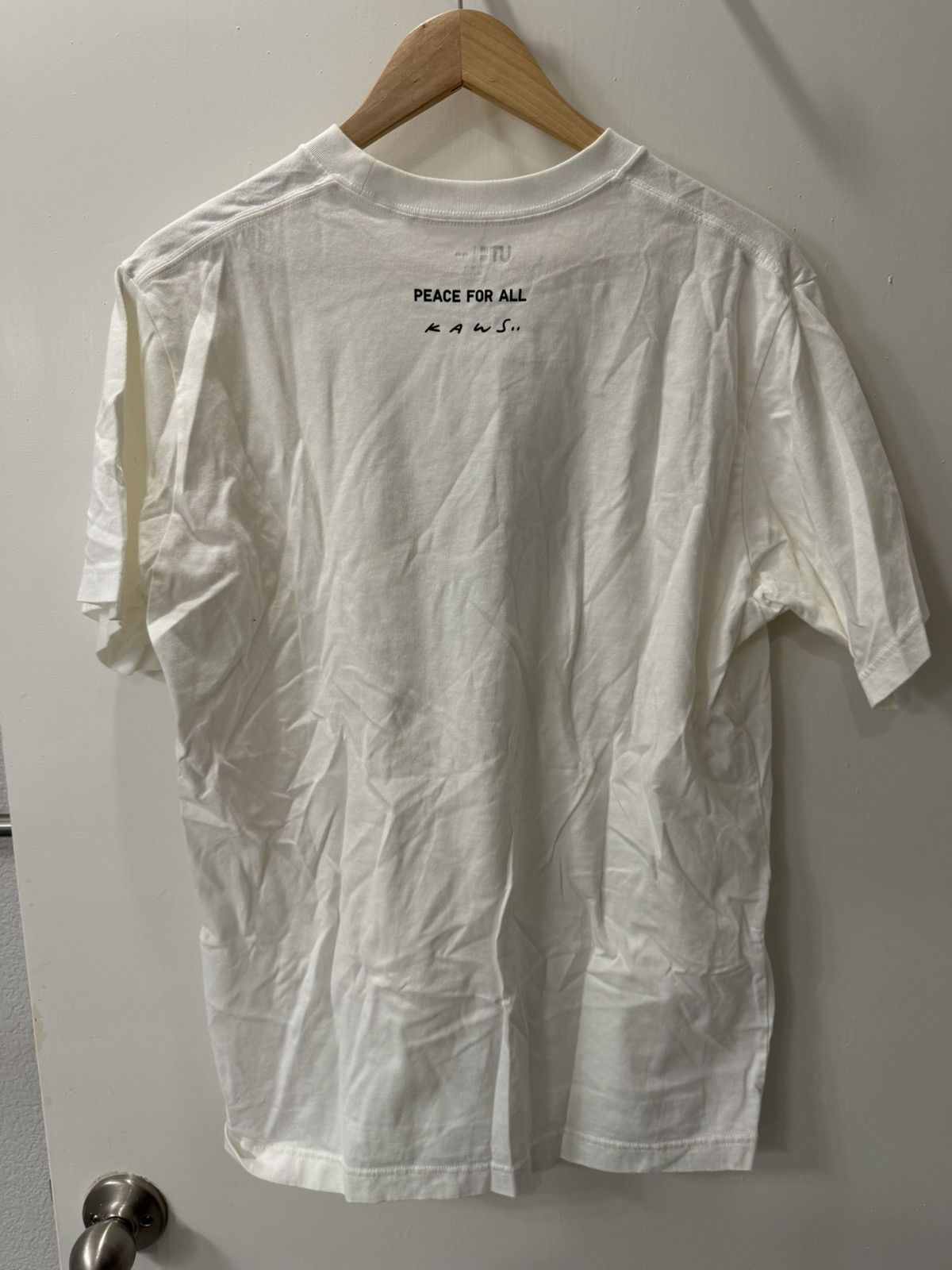 Kaws KAWS x Uniqlo Peace For All T-shirt Size US M / EU 48-50 / 2 - 5 Thumbnail