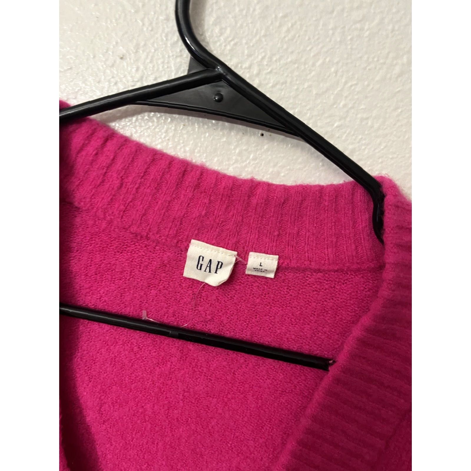 Gap GAP Women's Large V-Neck Pullover Sweater Merino Extra Fine Wool Blend Hot Pink Size L / US 10 / IT 46 - 2 Thumbnail