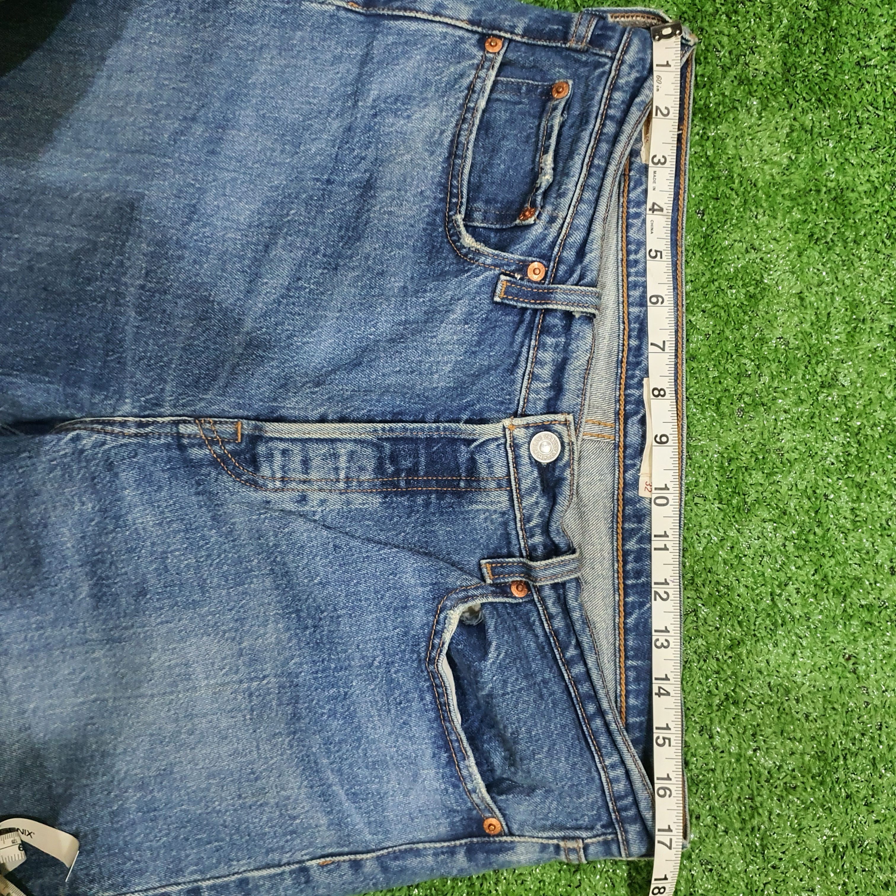 Jean Levi's 501 Original Fit jeans in a light blue wash Size 30" / US 8 / IT 44 - 23 Thumbnail