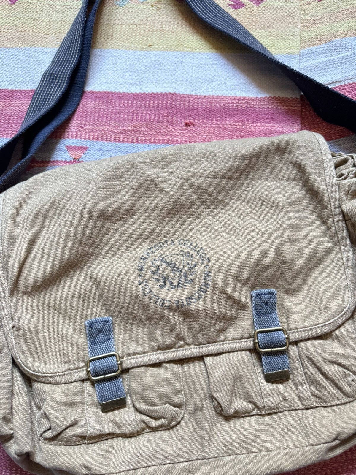 Vintage Vintage 00’s Minnesota College y2k Khaki Sling Bag Size ONE SIZE - 2 Thumbnail