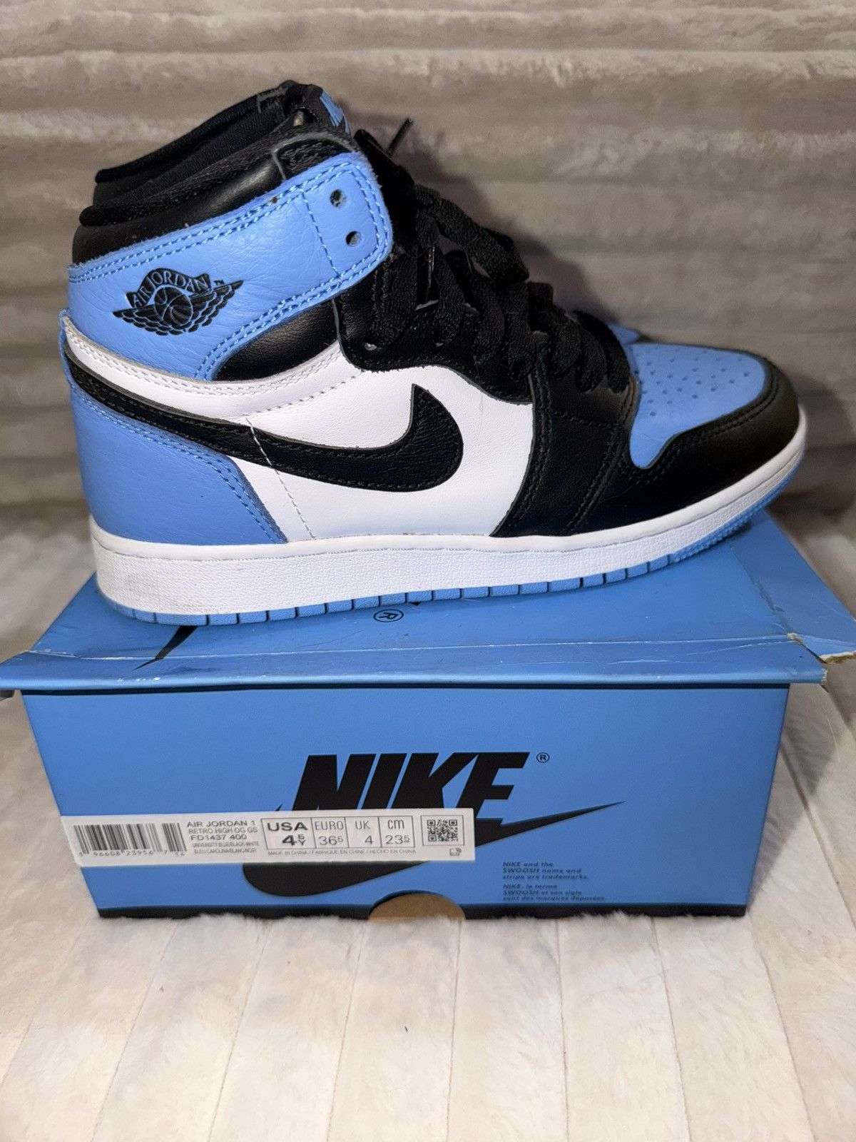 Jordan Brand Air Jordan 1 Retro High OG UNC Toe (GS) Size 4.5Y Size US 6 / IT 36 - 4 Thumbnail
