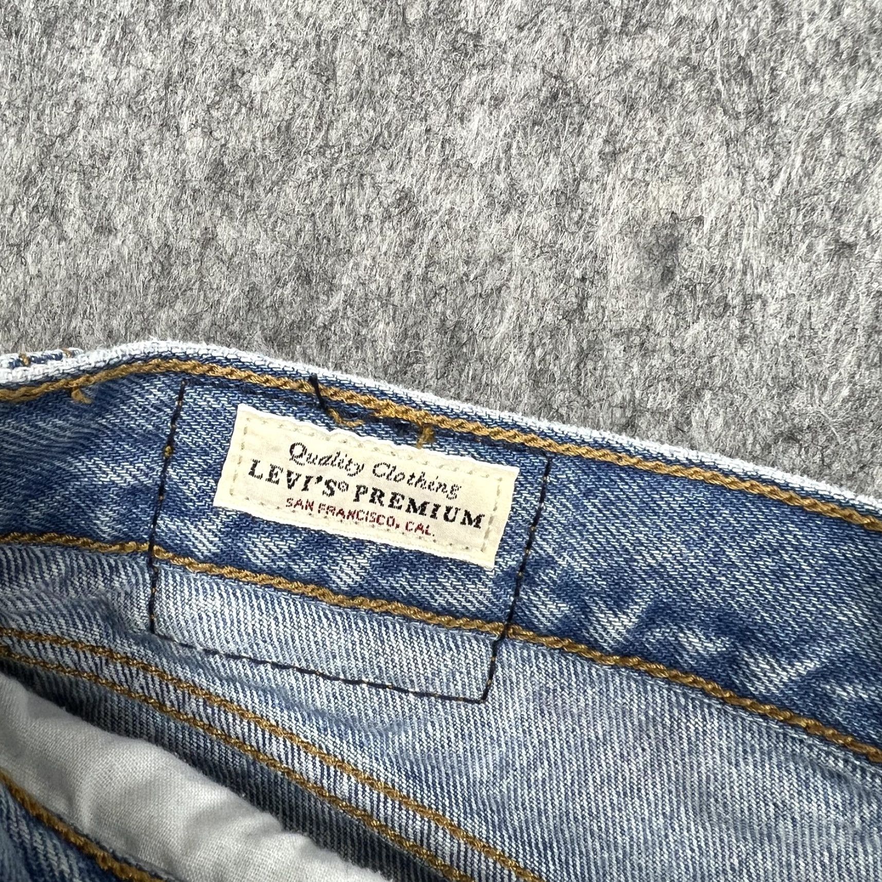 Levi's Levi's Wedgie Shorts Womens 27 Blue Distressed Cut-Off High Rise Button Fly Denim 5-Pocket Womens Jeans Shorts Blue Distressed 27 Mens? Women Size 27" / US 4 / IT 40 - 4 Thumbnail