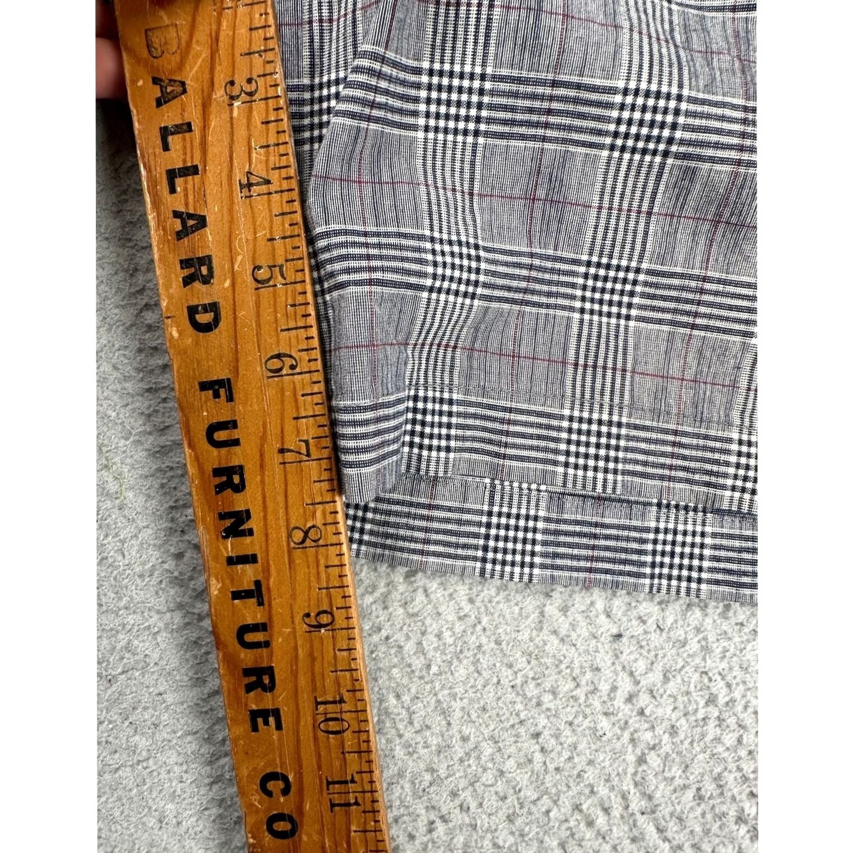 Banana Republic Banana Republic Shorts Mens 38 Gray Aiden Club Men Size Plaid Red White Size US 38 / EU 54 - 7 Thumbnail
