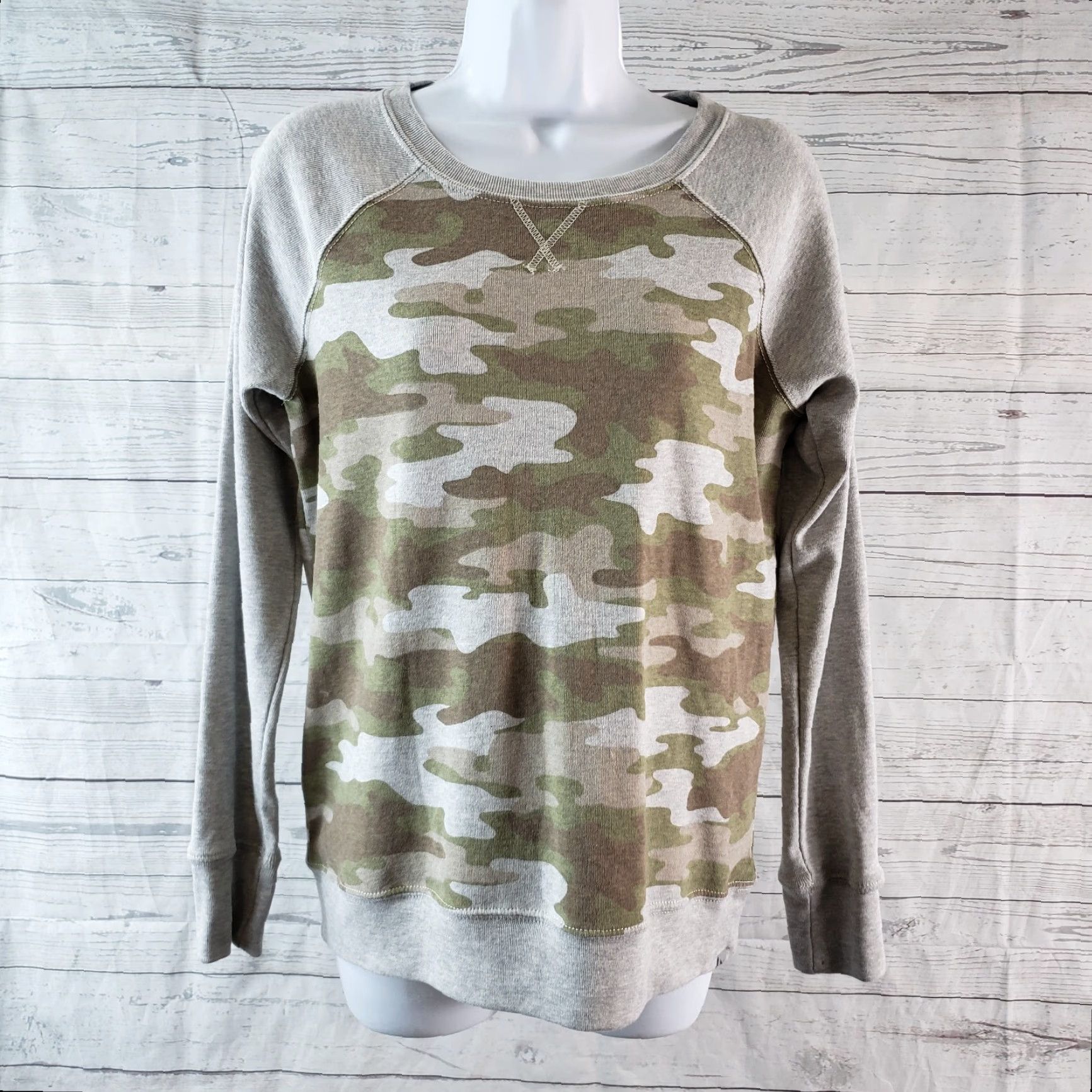Eddie Bauer Eddie Bauer Women's Sweatshirt XS Gray Camo Cotton Blend Long Sleeve Pullover Casual Shirt Womens XS Gray Camouflage Modern Pullover Eddie Bauer Size XS / US 0-2 / IT 36-38 - 2 Thumbnail