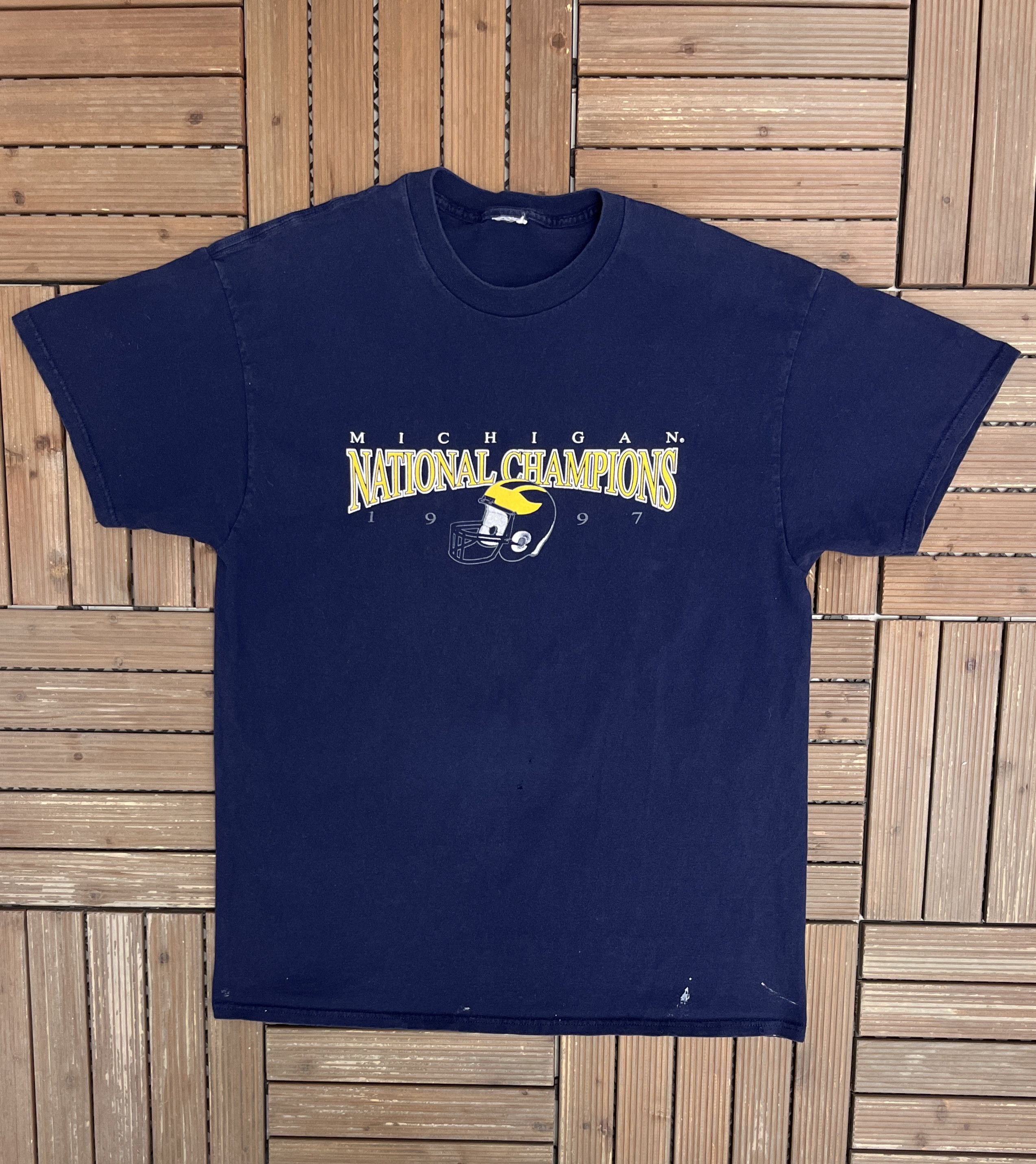 Vintage Michigan Wolverines National Champions 1997 Vintage T-Shirt Size US XL / EU 56 / 4 - 1 Thumbnail