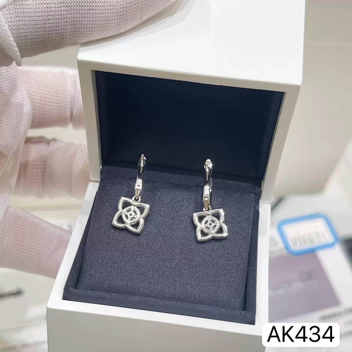 Other De Beers Lotus Earrings AK434 2020 Like New Box/Papers/Cert Size ONE SIZE - 8 Thumbnail