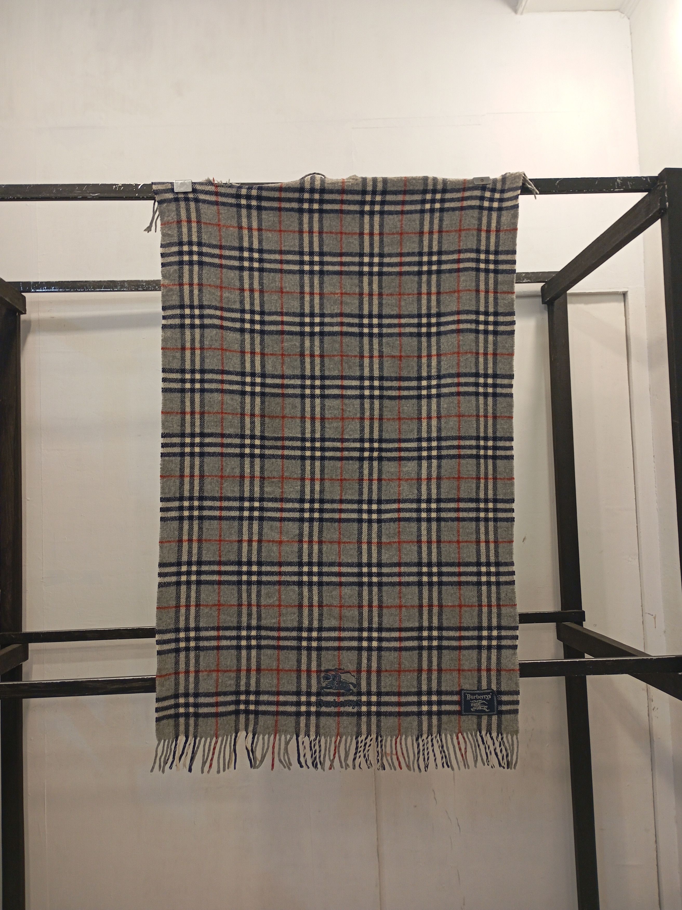 Burberry Distressed Burberrys scarves scarf shawl Size ONE SIZE - 1 Thumbnail