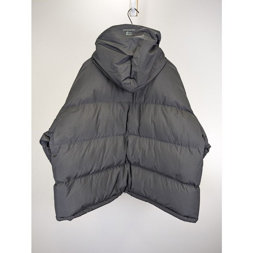 Balenciaga o1rshd1 Sporty B Down Puffer Jacket in Black Size US M / EU 48-50 / 2 - 1 Thumbnail