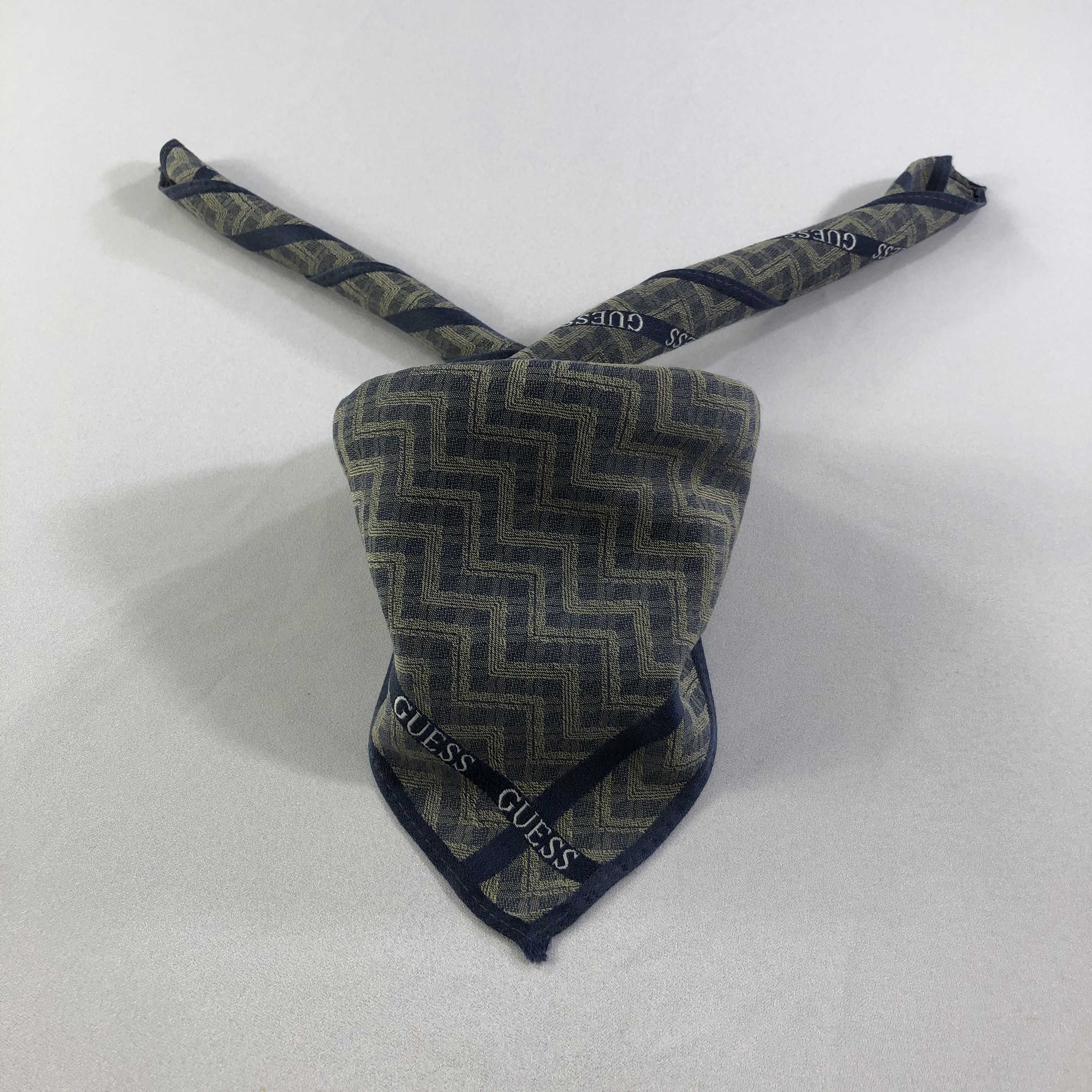 Guess × Vintage Guess Handkerchief Neckerchief Bandana H1974 Size ONE SIZE - 1 Thumbnail