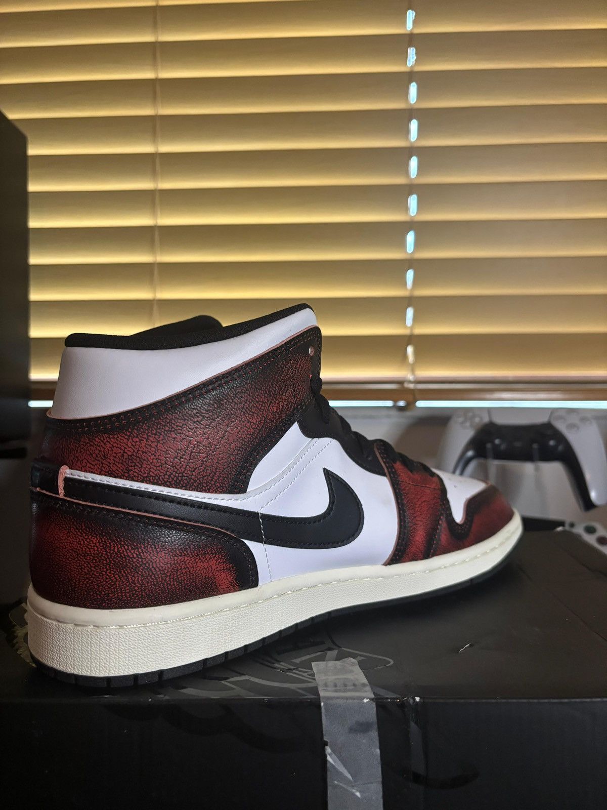Jordan Brand Air Jordan 1 Mid SE 'Wear-Away' Size US 11 / EU 44 - 8 Thumbnail