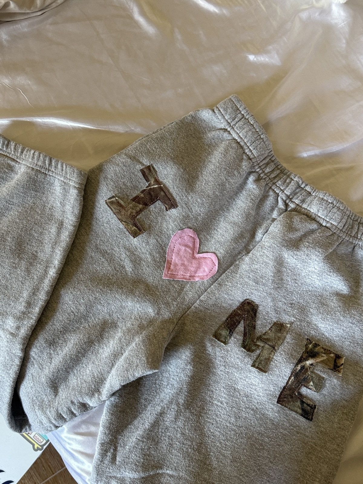 Brandy Melville × Vintage “I heart me” camo and pink light grey sweatpants ⭐️ Size 26" / US 2 / IT 38 - 1 Thumbnail