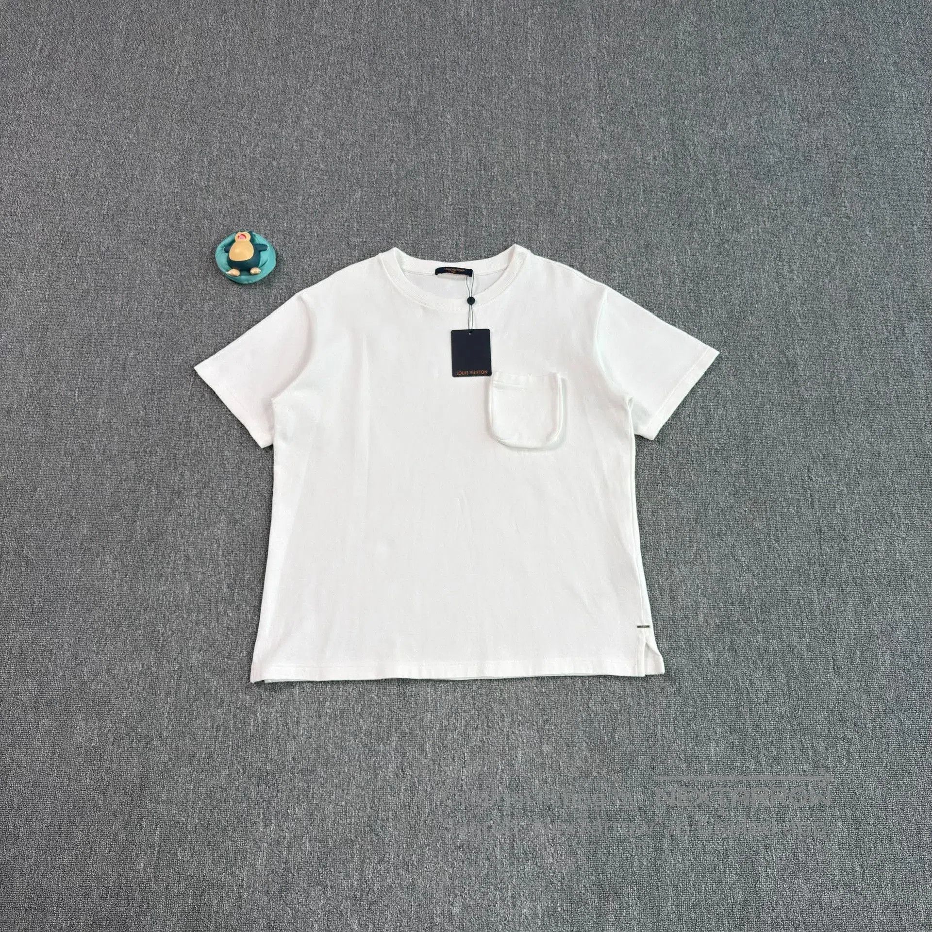Louis Vuitton LV Dark Pattern Pocket White Short-Sleeve. Size US L / EU 52-54 / 3 - 1 Thumbnail
