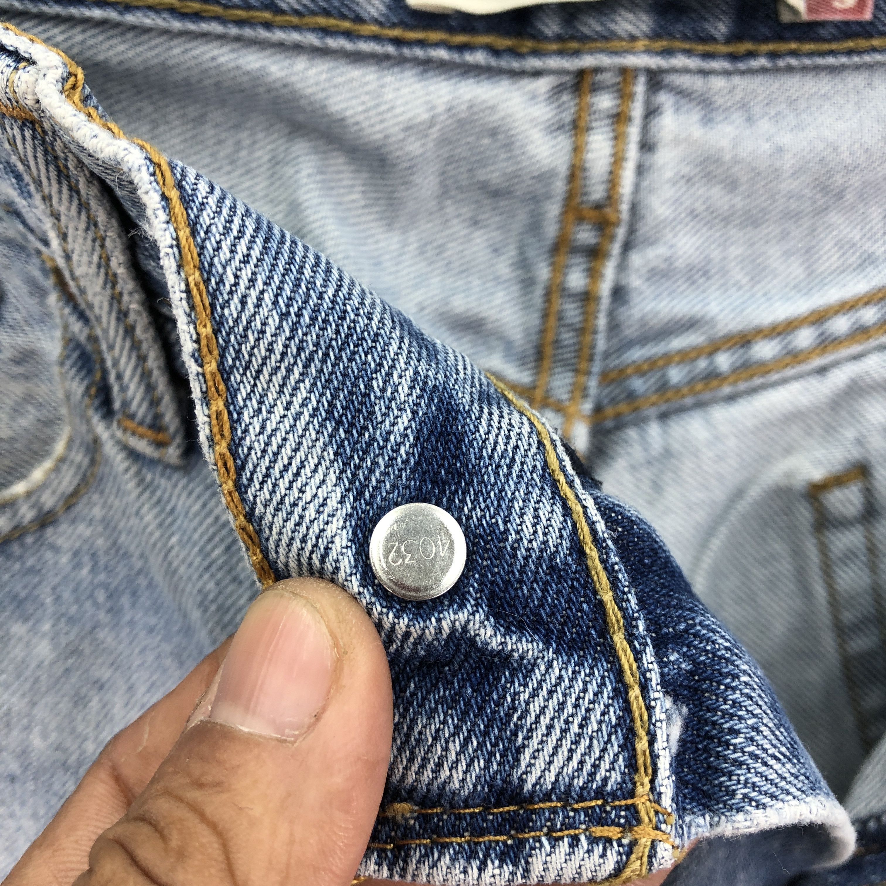 Levi's Vintage Levis 505 Light Wash Jeans Levi's Sun Faded Denim Size US 32 / EU 48 - 7 Thumbnail