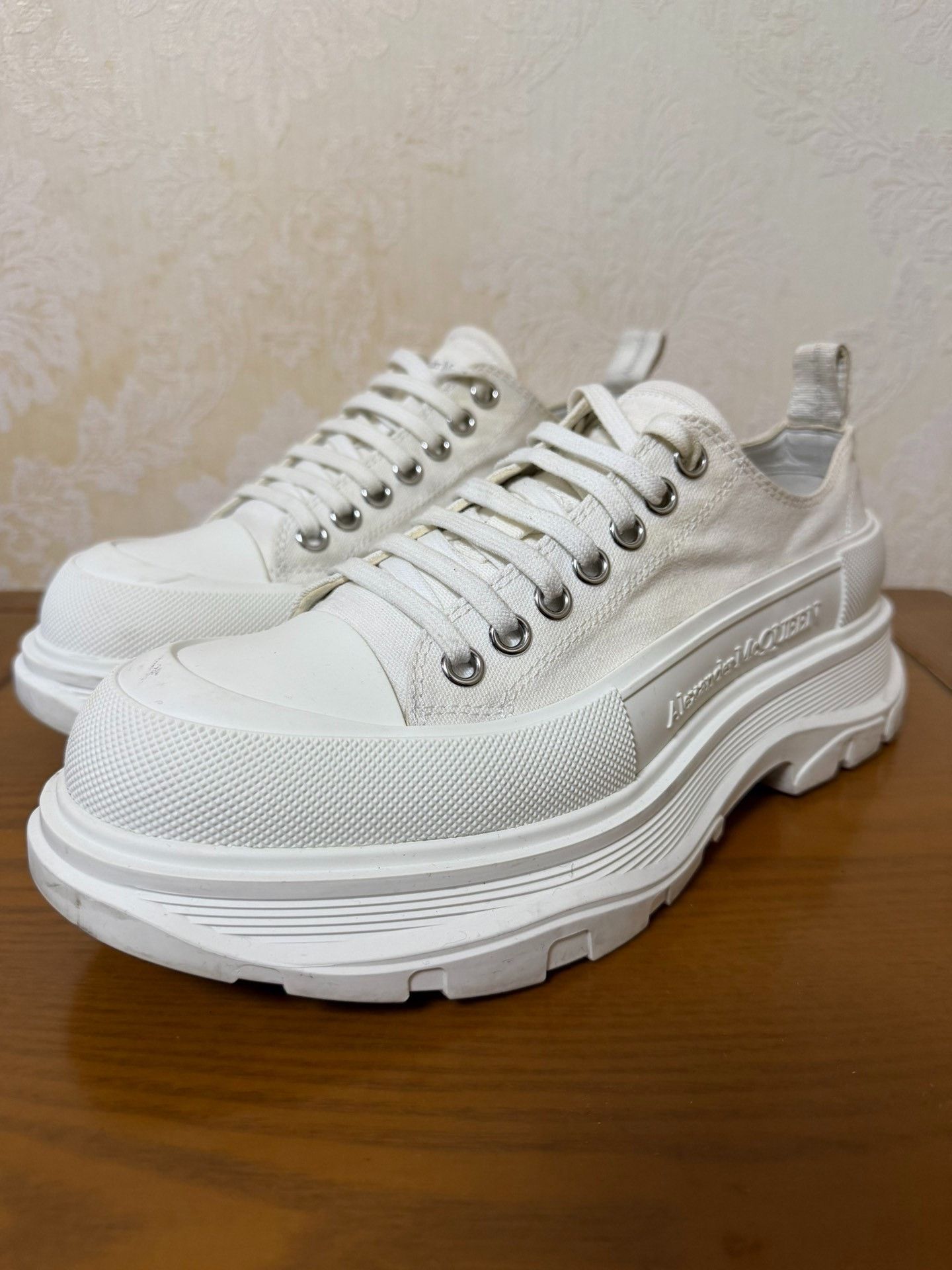 Alexander McQueen Alexander McQueen White Lowtop Sneakers 42 Men Size US 9 / EU 42 - 1 Thumbnail