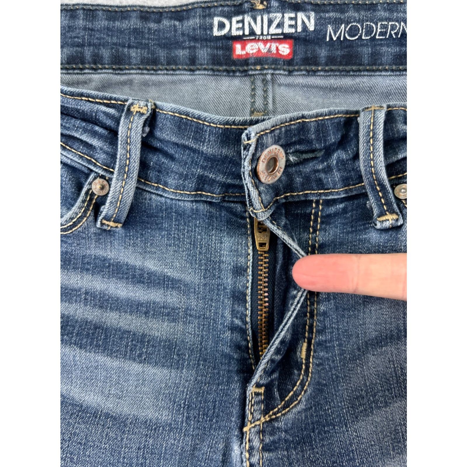 Levi's Levi's Shorts Women 4 Blue Denim Cut-Off Low Rise 26x6 Cotton Blend Size 27" / US 4 / IT 40 - 6 Thumbnail