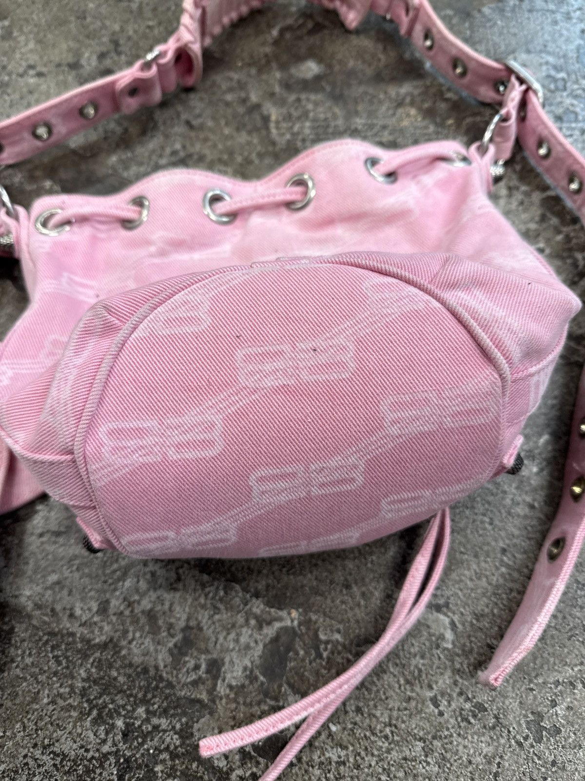 Balenciaga Balenciaga Le Cagole XS Bucket Bag BB Monogram Denim Size ONE SIZE - 4 Thumbnail