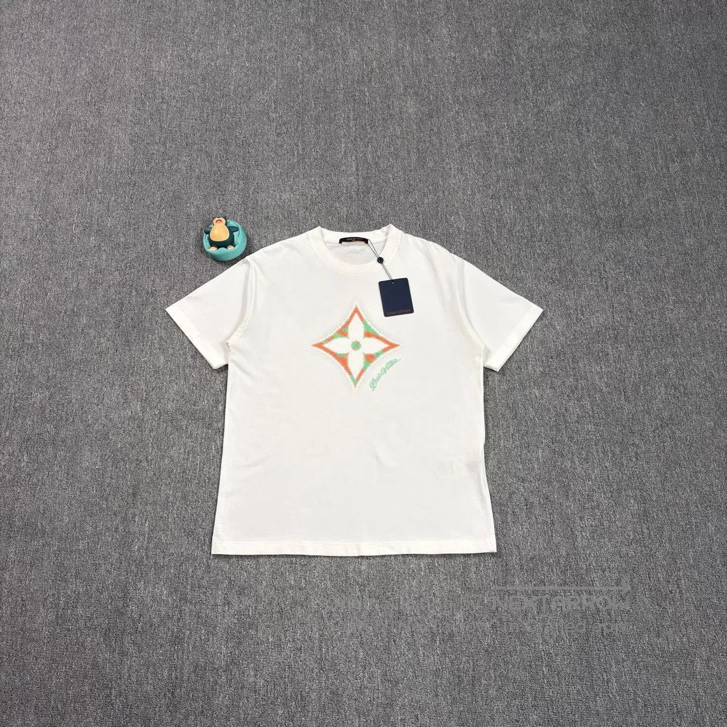 Louis Vuitton LV 2025 Triple Flower Beaded Logo White Tee. Size US M / EU 48-50 / 2 - 1 Thumbnail