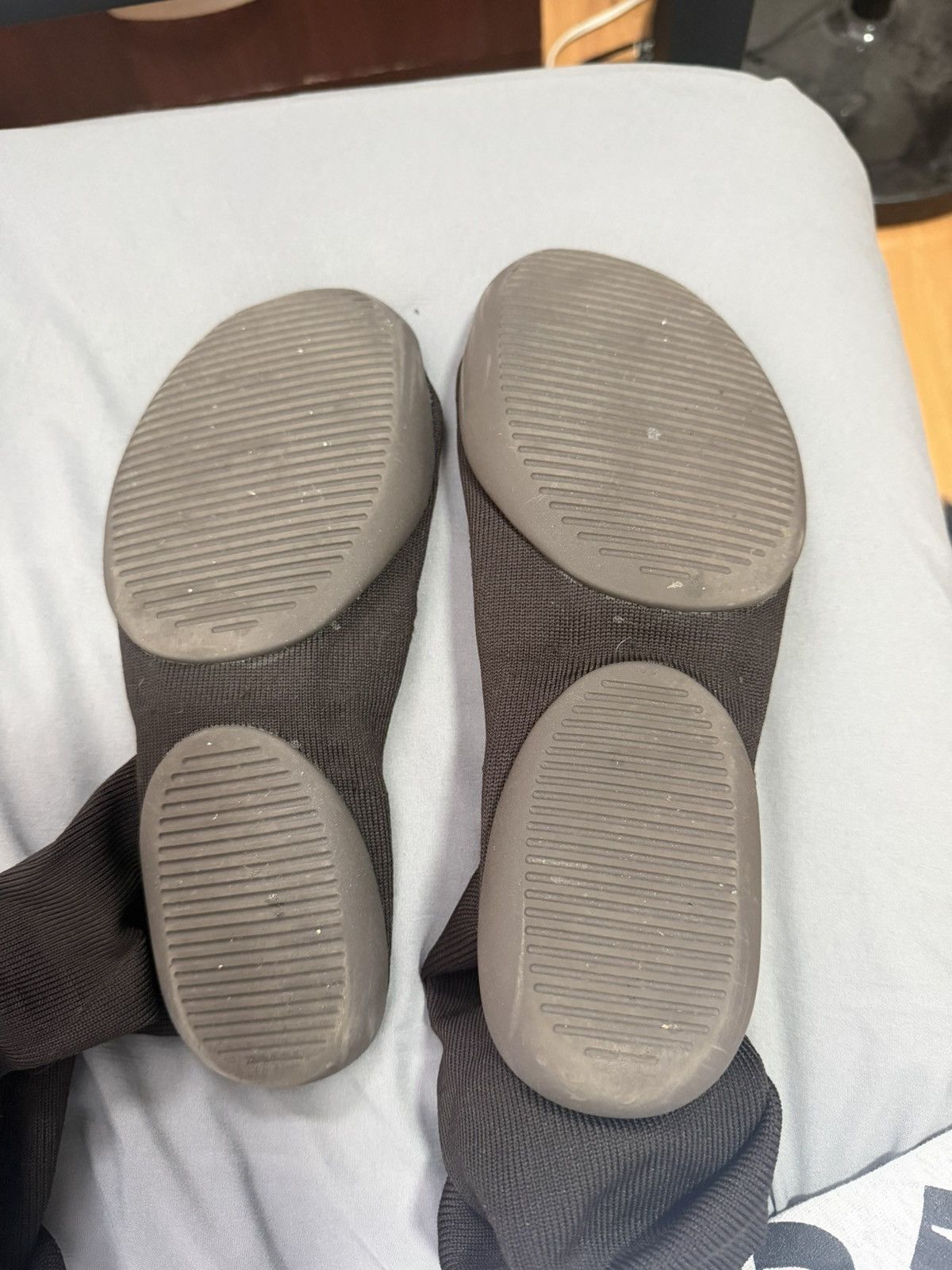 Yeezy yeezy pods Size US 9 / EU 42 - 2 Thumbnail