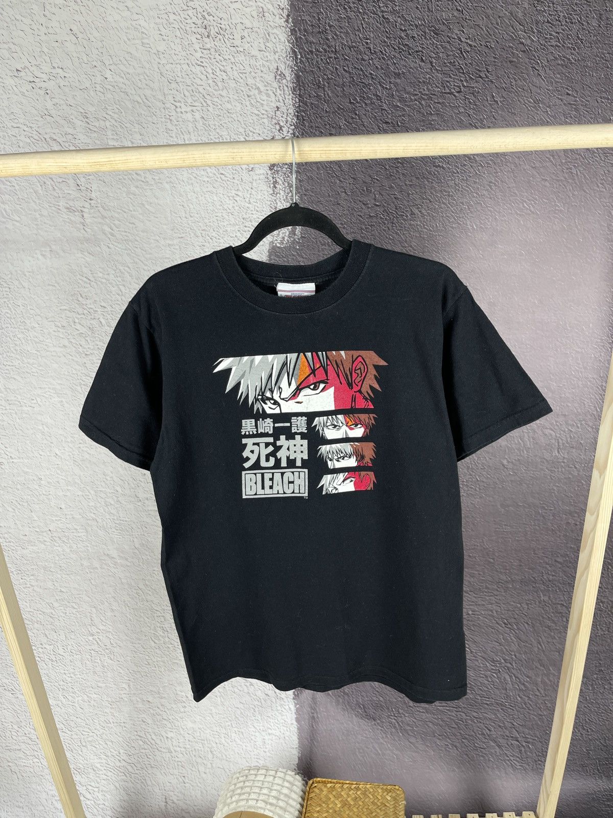 Anime BLEACH Ichigo Kurosaki vintage y2k shonen anime jump T-shirt Size US M / EU 48-50 / 2 - 1 Thumbnail