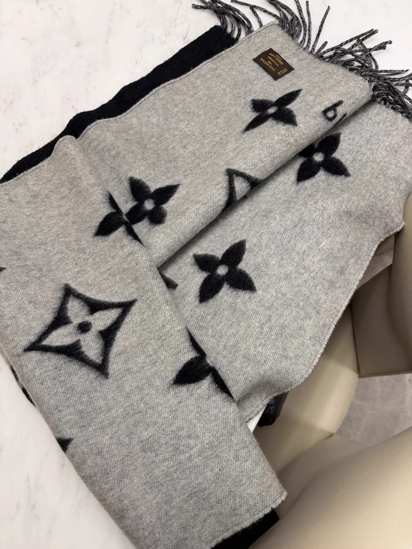 Louis Vuitton Louis Vuitton Monogram Wool Scarf Size ONE SIZE - 1 Thumbnail