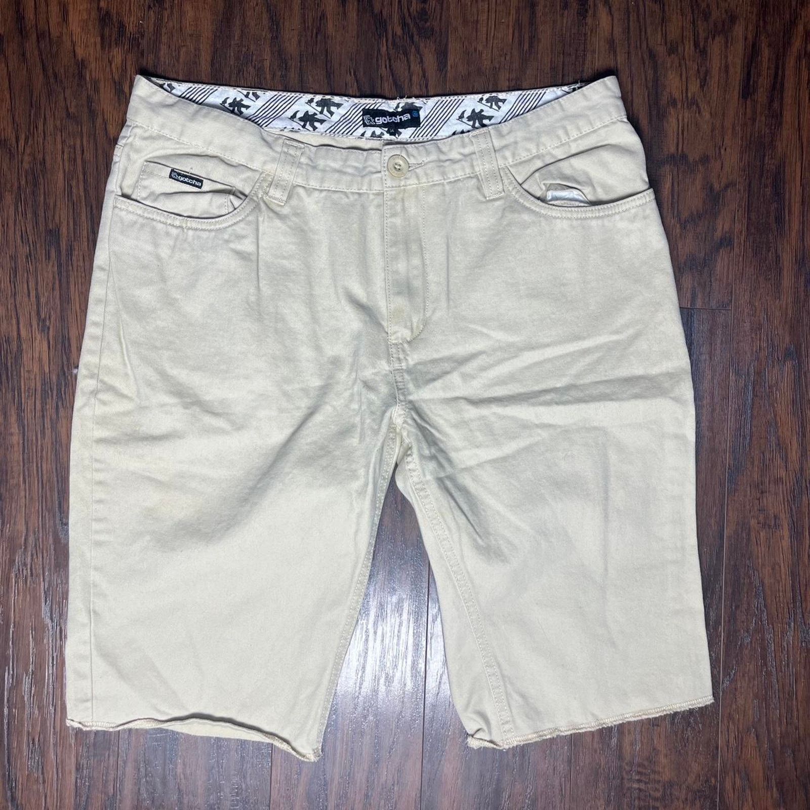Gotcha y2k tan Gotcha shorts Size US 34 / EU 50 - 1 Thumbnail