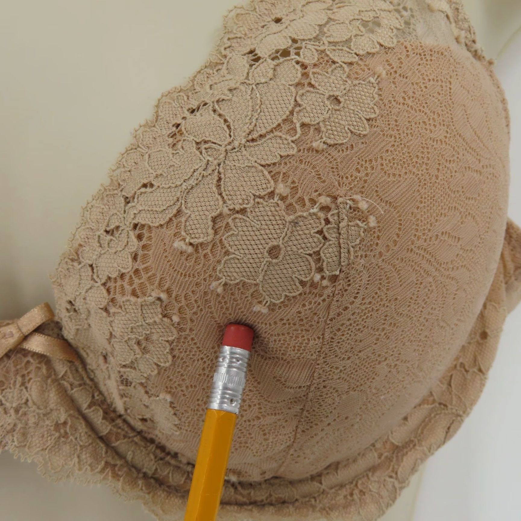 Vintage B Temptd Wacoal 36B Insta Ready Plunge Bra 953229 Beige Lace Underwire Solid Beige Opaque T-Shirt Bra Womens Size ONE SIZE - 5 Thumbnail