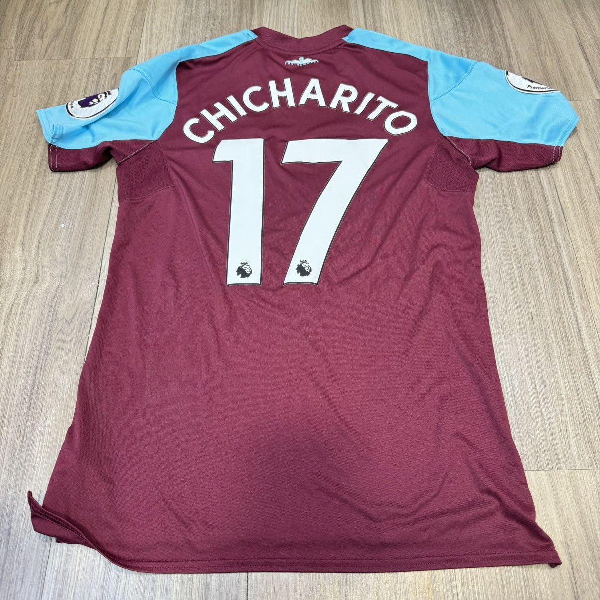 Umbro West Ham 17/18 home shirt #17 Chicharito Size US S / EU 44-46 / 1 - 2 Thumbnail