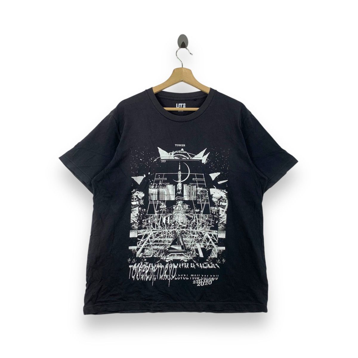 Uniqlo UNIQLO x HIROKI TSUKUDA Tower Of Tokyo 2019 Tee Shirt Size US XL / EU 56 / 4 - 1 Thumbnail