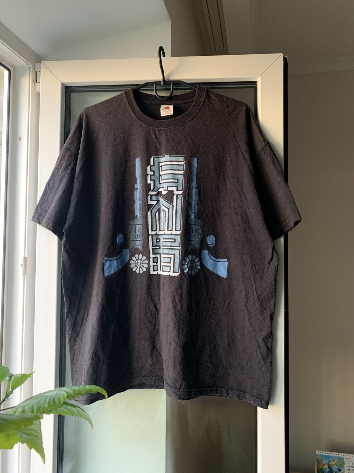 Band Tees 🔥VINTAGE GUNS N ROSES 2006 EUROPEAN TOUR PISTOLS T-SHIRT Size US XL / EU 56 / 4 - 2 Thumbnail