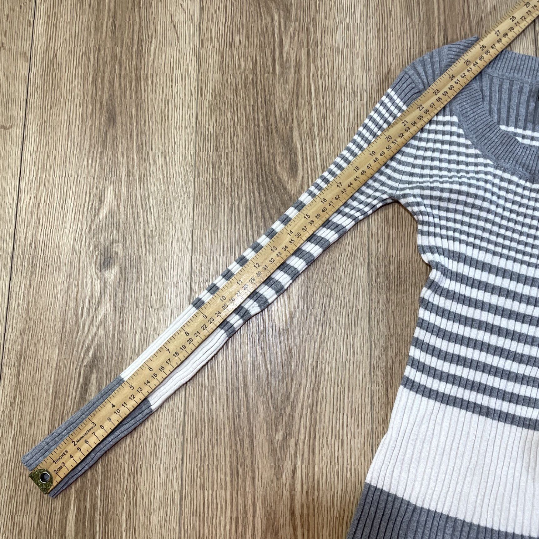 Vintage VINTAGE Blend Striped Sweater Women’s Size S Gray/White Pullover Rayon Blend Long Sleeve V-Neck Size S / US 4 / IT 40 - 7 Thumbnail