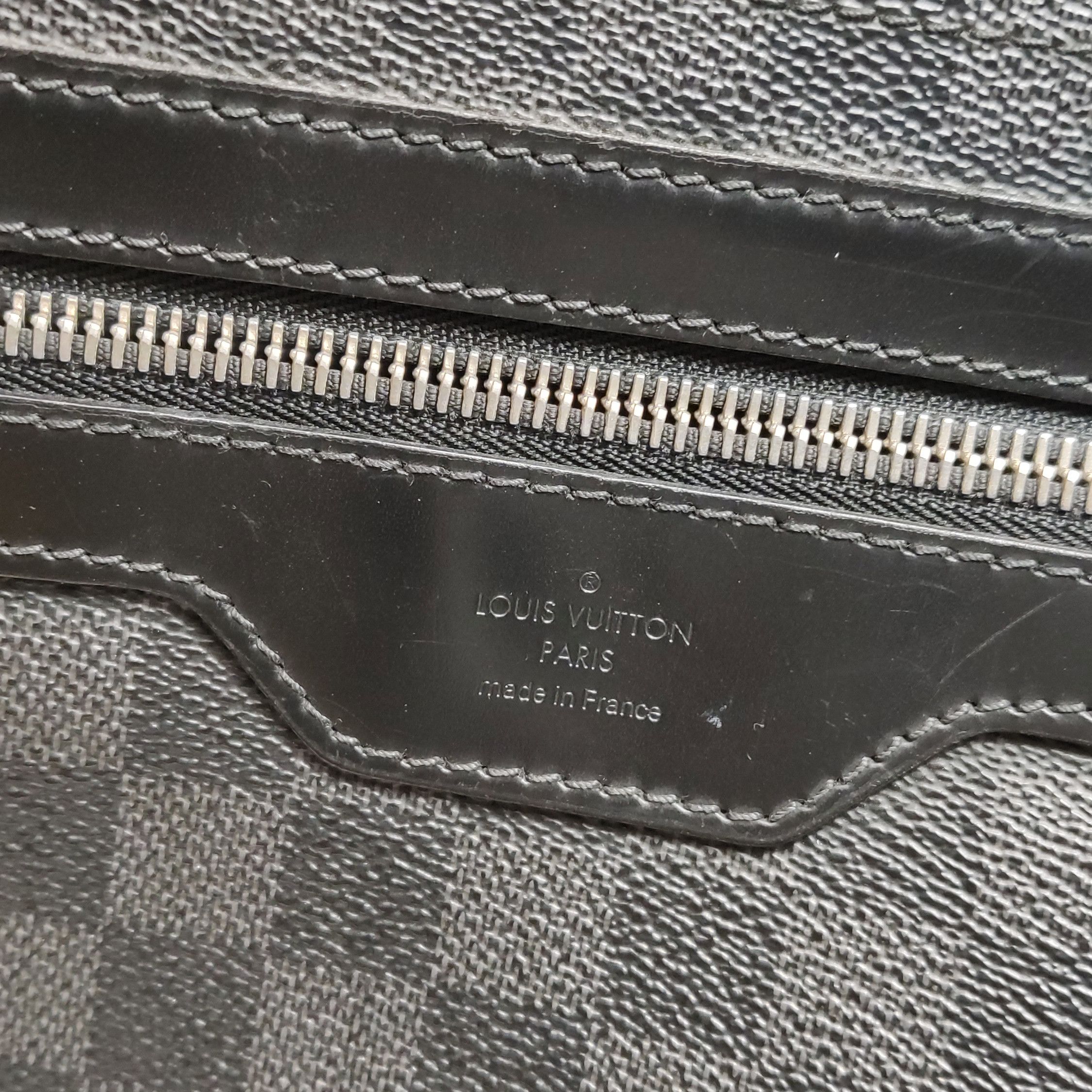 Louis Vuitton Louis Vuitton (LV) District leather checkerboard flap messe Size ONE SIZE - 7 Thumbnail
