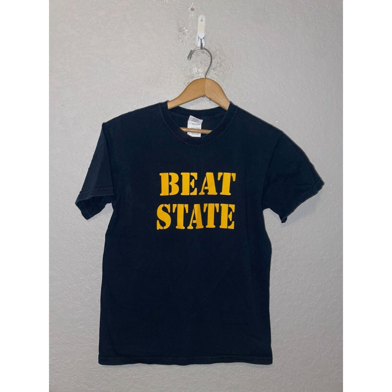 Gildan Iowa Hawkeyes Shirt Beat State College Black Tee Y2K Small Size US S / EU 44-46 / 1 - 1 Thumbnail