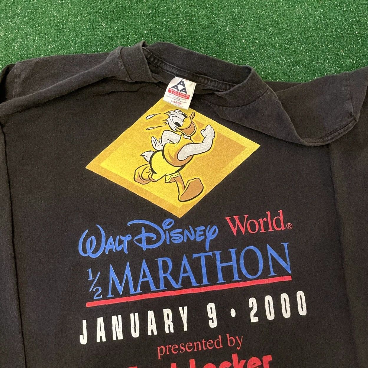 Disney VINTAGE Disney Marathon Foot Locker Donald Duck VTG 2000 Shirt Long Sleeve L Black 90s Cartoon Sports Men Mens Size US L / EU 52-54 / 3 - 2 Thumbnail