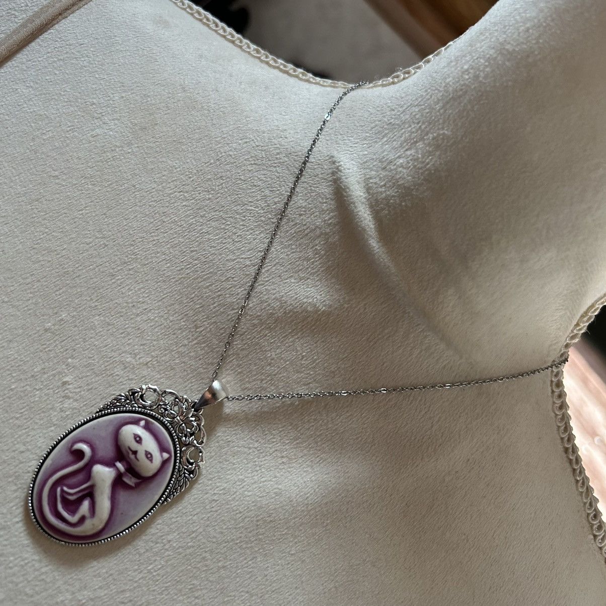 Handmade Handcrafted lilac sitting pretty kitty cat cameo necklace Size ONE SIZE - 2 Thumbnail