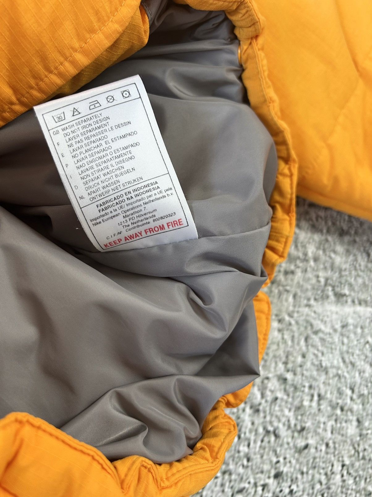 Nike × Vintage Nike vintage puffer jacket big logo 90s orange Size US L / EU 52-54 / 3 - 11 Thumbnail
