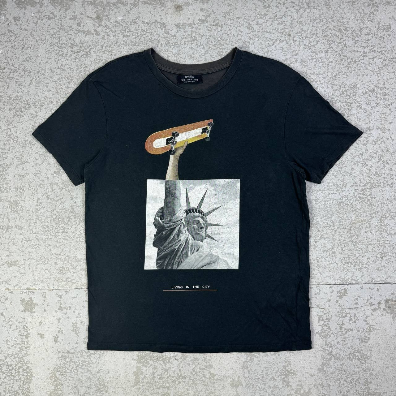 Bershka Bershka Statue of Liberty Living In The City Tshirt Size US S / EU 44-46 / 1 - 1 Thumbnail