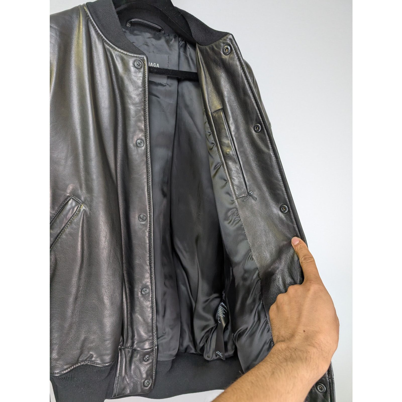 Balenciaga o1rshd1 Back Logo Leather Down Jacket in Black Size US L / EU 52-54 / 3 - 10 Thumbnail