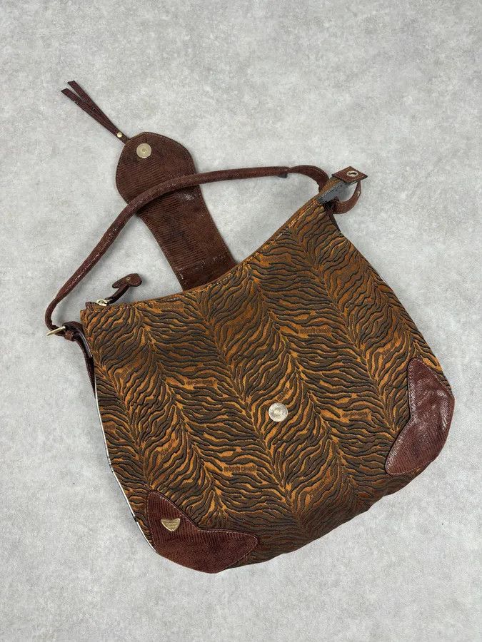 Roberto Cavalli 2000s Roberto Cavalli Brown Leather Tiger Embossed Shoulder Bag Size ONE SIZE - 11 Thumbnail